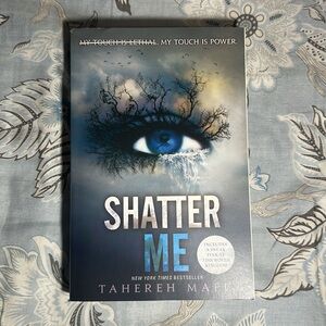 ✨3/$20 Books || Shatter Me - Tahereh Mafi, Paperback